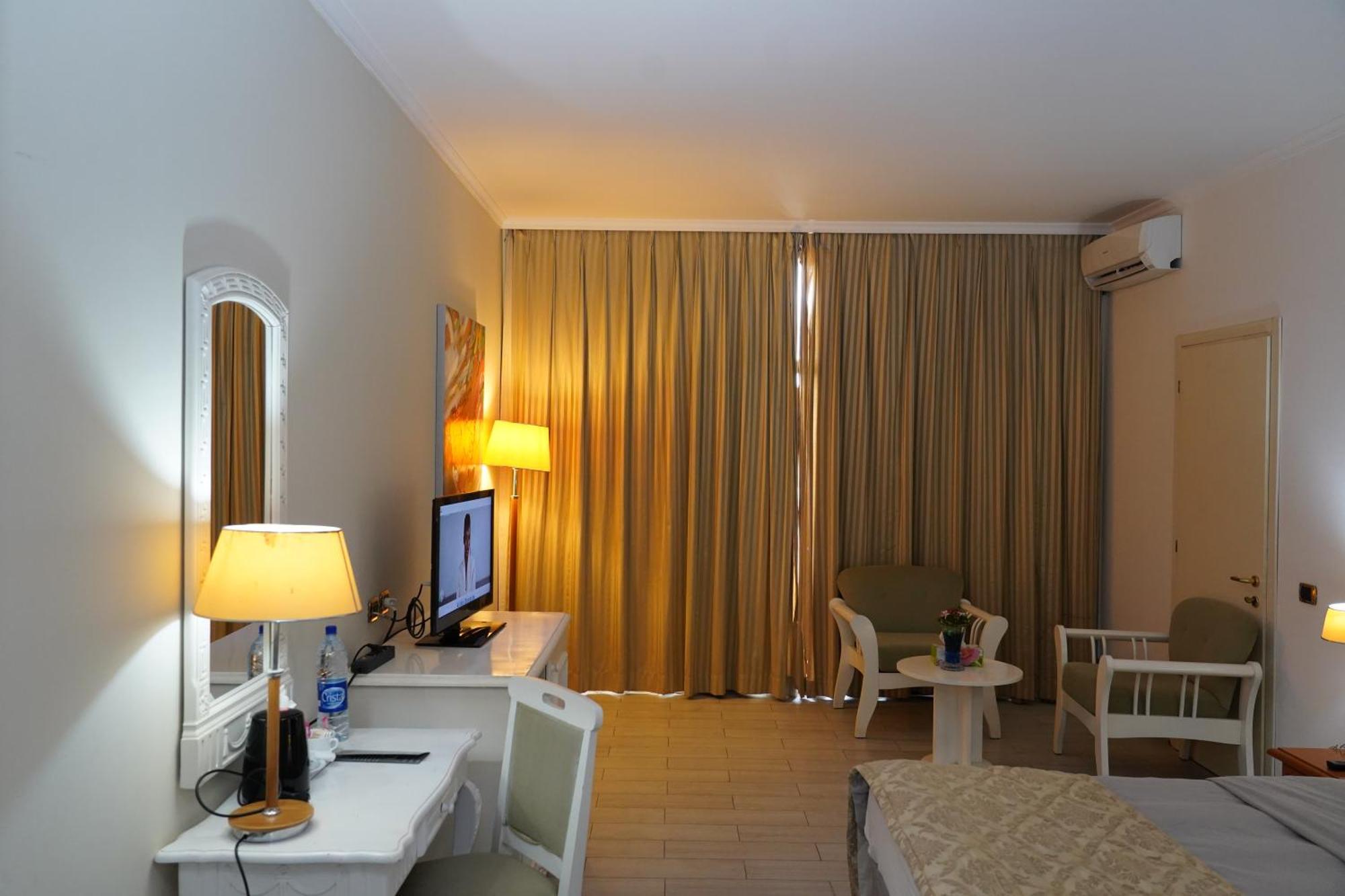 L'Amitie Hotel Нджамена Экстерьер фото